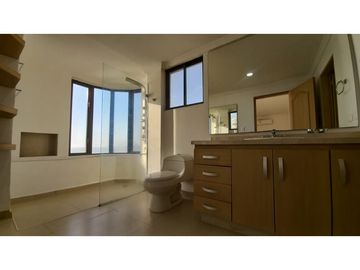 SE ARRIENDA APARTAMENTO DE 3 ALCOBAS EN PRIMERA LINEA DE MAR