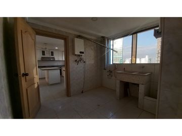 SE ARRIENDA APARTAMENTO DE 3 ALCOBAS EN PRIMERA LINEA DE MAR