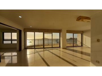 SE ARRIENDA APARTAMENTO DE 3 ALCOBAS EN PRIMERA LINEA DE MAR