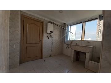 SE ARRIENDA APARTAMENTO DE 3 ALCOBAS EN PRIMERA LINEA DE MAR