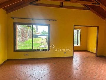 Casa en arriendo en Condominio El Duraznal – amplia parcela Calera de Tango