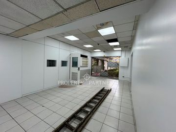 Local Comercial en el sector Irarrázaval con Pedro de Valdivia.