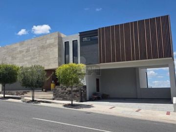 Casa en Venta en Club de Golf la Loma - San Luis Potosi - TERMINADA 100%