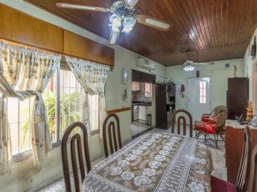 Casa  con 2 locales en Villa Dominico