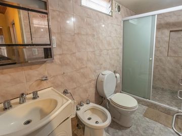 Casa  con 2 locales en Villa Dominico
