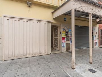 Casa  con 2 locales en Villa Dominico