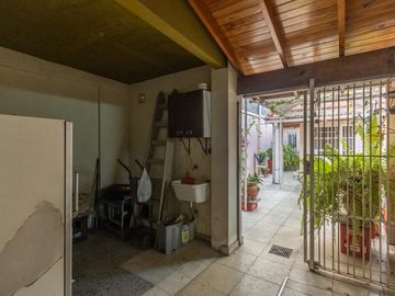 Casa  con 2 locales en Villa Dominico