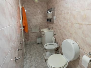 Casa  con 2 locales en Villa Dominico