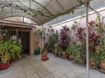 Casa  con 2 locales en Villa Dominico