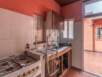 Casa  con 2 locales en Villa Dominico