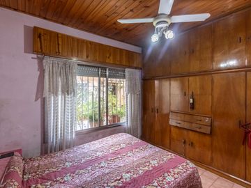 Casa  con 2 locales en Villa Dominico
