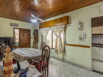 Casa  con 2 locales en Villa Dominico