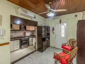 Casa  con 2 locales en Villa Dominico