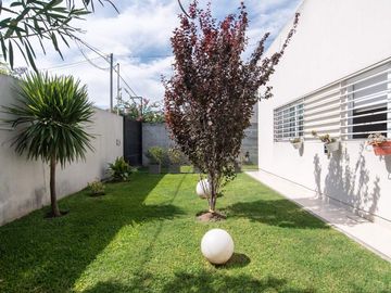 Casa en Venta  Gonnet 4 dormitorios y pileta