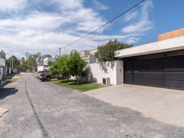 Casa en Venta  Gonnet 4 dormitorios y pileta