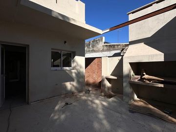 CASA RECICLADA / TODOS LOS SERVICIOS / 3-4 DORM