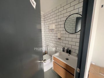 Estupenda Bodega 322 m2.  Lista para operar. Habilitada con oficinas e infraestructura completa.