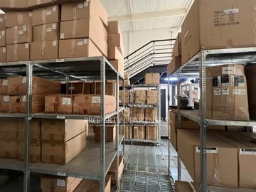 Estupenda Bodega 322 m2.  Lista para operar. Habilitada con oficinas e infraestructura completa.