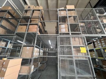Estupenda Bodega 322 m2.  Lista para operar. Habilitada con oficinas e infraestructura completa.