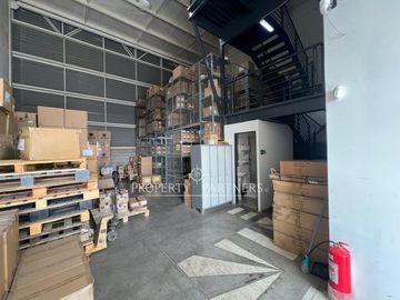 Estupenda Bodega 322 m2.  Lista para operar. Habilitada con oficinas e infraestructura completa.