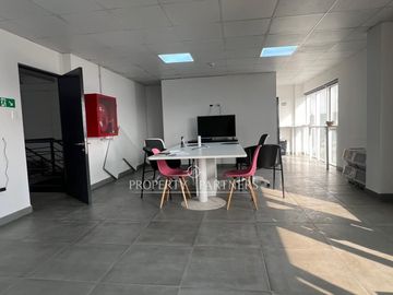 Estupenda Bodega 322 m2.  Lista para operar. Habilitada con oficinas e infraestructura completa.