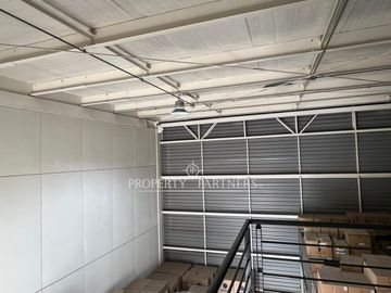 Estupenda Bodega 322 m2.  Lista para operar. Habilitada con oficinas e infraestructura completa.