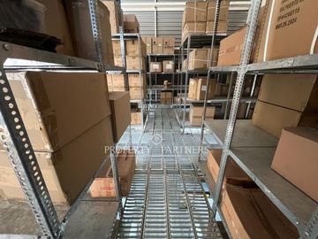 Estupenda Bodega 322 m2.  Lista para operar. Habilitada con oficinas e infraestructura completa.