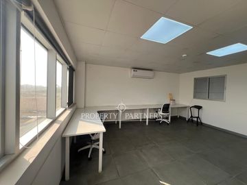Estupenda Bodega 322 m2.  Lista para operar. Habilitada con oficinas e infraestructura completa.