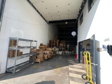 Estupenda Bodega 322 m2.  Lista para operar. Habilitada con oficinas e infraestructura completa.