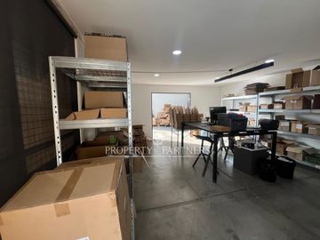 Estupenda Bodega 322 m2.  Lista para operar. Habilitada con oficinas e infraestructura completa.