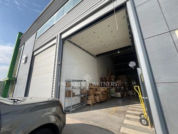 Estupenda Bodega 322 m2.  Lista para operar. Habilitada con oficinas e infraestructura completa.