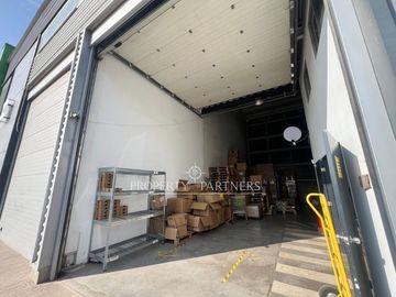 Estupenda Bodega 322 m2.  Lista para operar. Habilitada con oficinas e infraestructura completa.