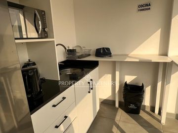 Estupenda Bodega 322 m2.  Lista para operar. Habilitada con oficinas e infraestructura completa.