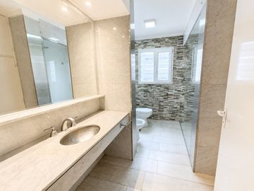 Exclusivo semipiso con palier privado, doble circulación, dos cocheras y seguridad 24 hs.
