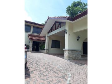SE VENDE CASA EN PH SENDEROS - CAMINO DE CRUCES
