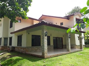 SE VENDE CASA EN PH SENDEROS - CAMINO DE CRUCES