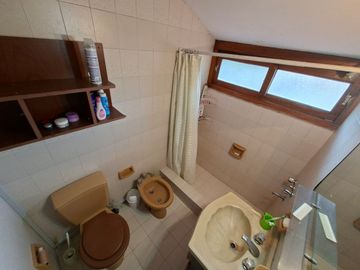 CHALET 8 AMBIENTES EN VENTA EN ADROGUE CON PARQUE