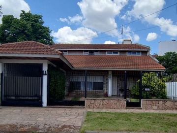 CHALET 8 AMBIENTES EN VENTA EN ADROGUE CON PARQUE