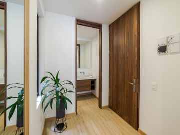 Apartaestudio en venta de 57m² con balcón en Bogotá, Chicó Norte.