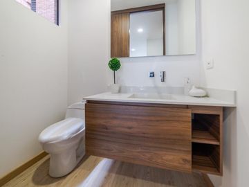 Apartaestudio en venta de 57m² con balcón en Bogotá, Chicó Norte.