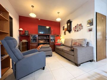 Casa 3 Ambientes Venta Caseros Cochera y Parque