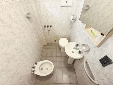 Venta Departamento 4 dormitorios c/balcón y Cochera, Juncal al 800, Plaza San Martín