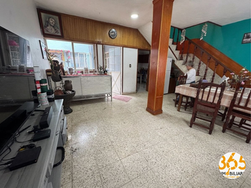 Gran Oportunidad de Inversión! Amplia Casa con Locales Comerciales y Excelente U