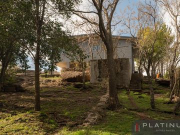 Casa en Venta de 2 Dormitorios - Con Cochera - Tanti - Apto credito