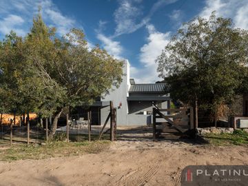 Casa en Venta de 2 Dormitorios - Con Cochera - Tanti - Apto credito