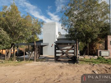 Casa en Venta de 2 Dormitorios - Con Cochera - Tanti - Apto credito
