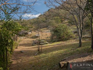 Casa en Venta de 2 Dormitorios - Con Cochera - Tanti - Apto credito