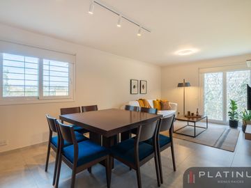 Casa en Venta de 2 Dormitorios - Con Cochera - Tanti - Apto credito