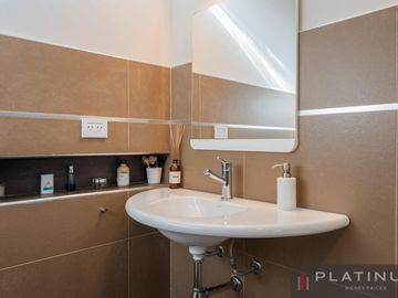 Casa en Venta de 2 Dormitorios - Con Cochera - Tanti - Apto credito