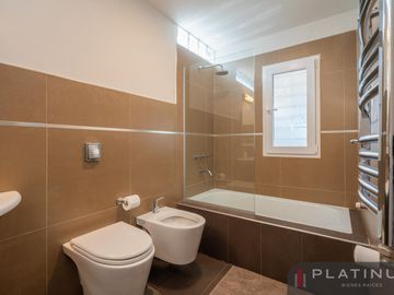 Casa en Venta de 2 Dormitorios - Con Cochera - Tanti - Apto credito